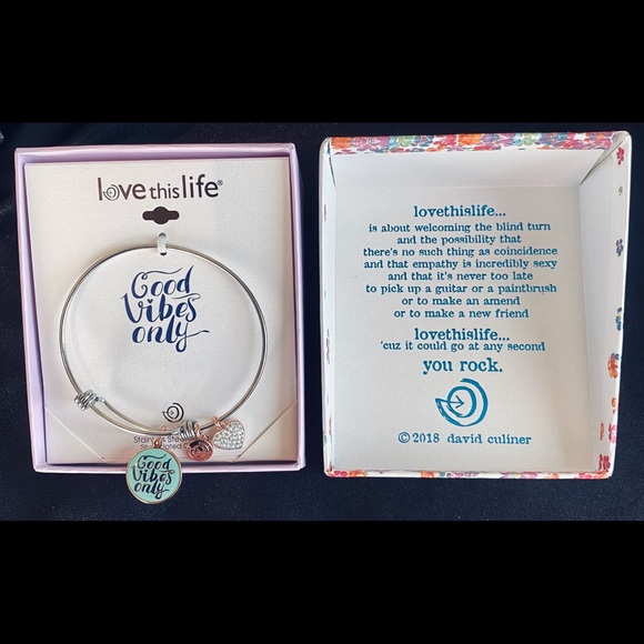Brand New Boxed ‘GOOD VIBES ONLY’ Charm Bangle Bracelet - Picture 3 of 4
